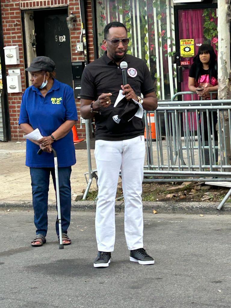 67ClergyCouncil's tweet photo. We were blessed to have over 40 of our SYEP and our Clergy Street Teams join our staff for National Night Out as we interacted with our cops and community for an evening of fun, food and fellowship!

#GodSquad
#SYEP
#NNO2023
#67Precinct
#NYPD https://t.co/5voi96N1ny