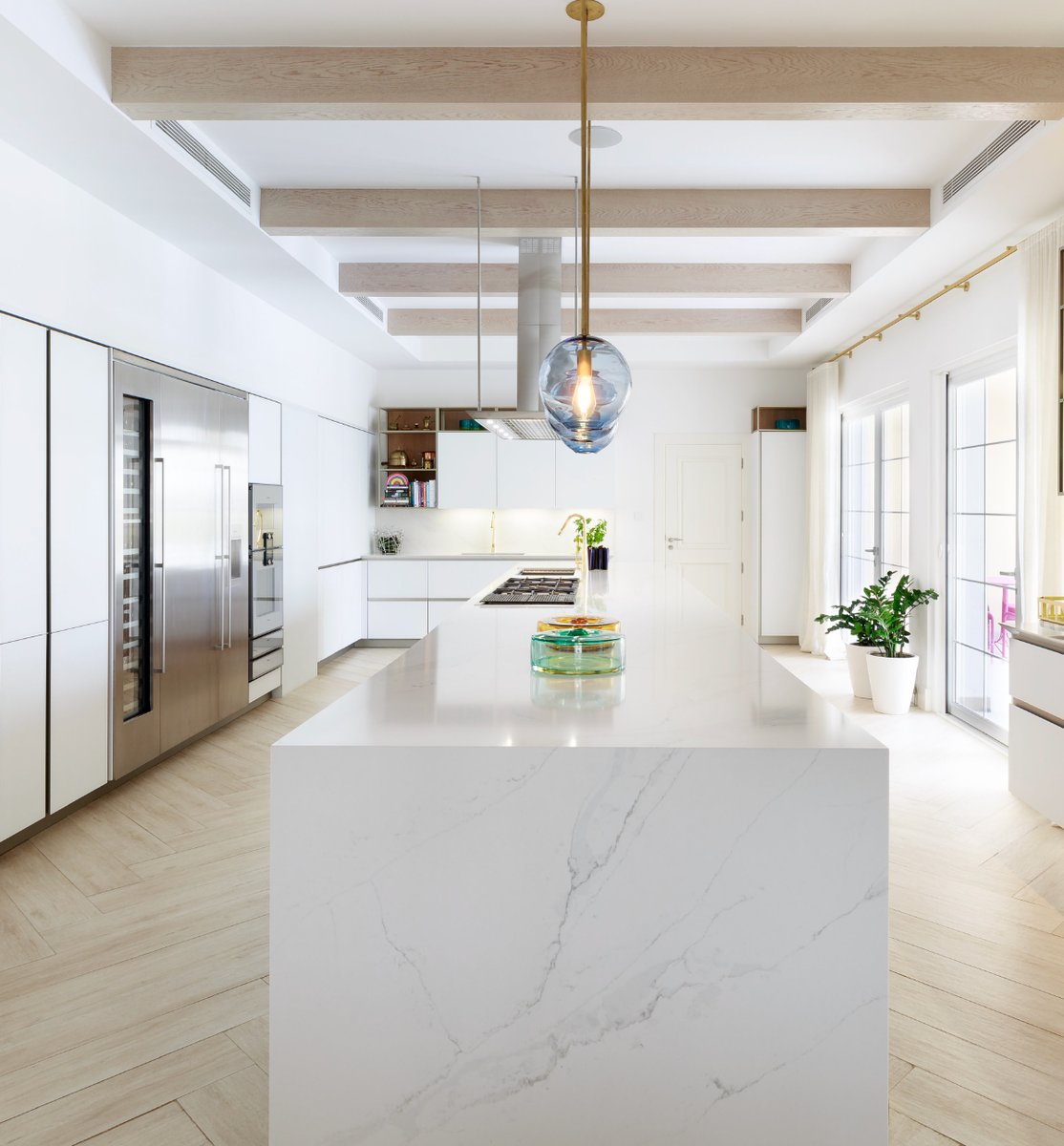 COMPACsurfaces's tweet image. Our Unique Calacatta™  by  #QuartzCOMPAC stands out in this bright and open space giving way to a magnificent endless countertop and blending harmoniously with elements of wood. bit.ly/3YijZwK