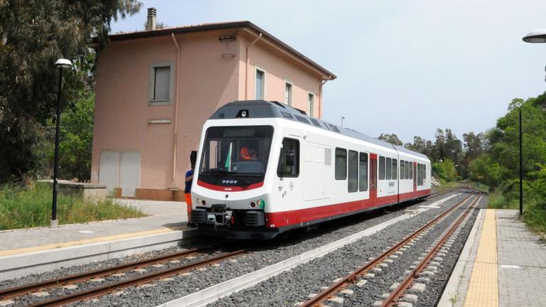 fraghirra's tweet photo. Le dichiarazioni del #PresidenteSolinas sull'esito della riunione tecnica al #Mit per il potenziamento della #ferrovia di #Nuoro sono davvero preoccupanti.
Presidente, sia serio, la smetta di fare #propaganda e di prendere in giro i #sardi.
https://t.co/wWZ3lWNvHL https://t.co/nDiJ38Buup