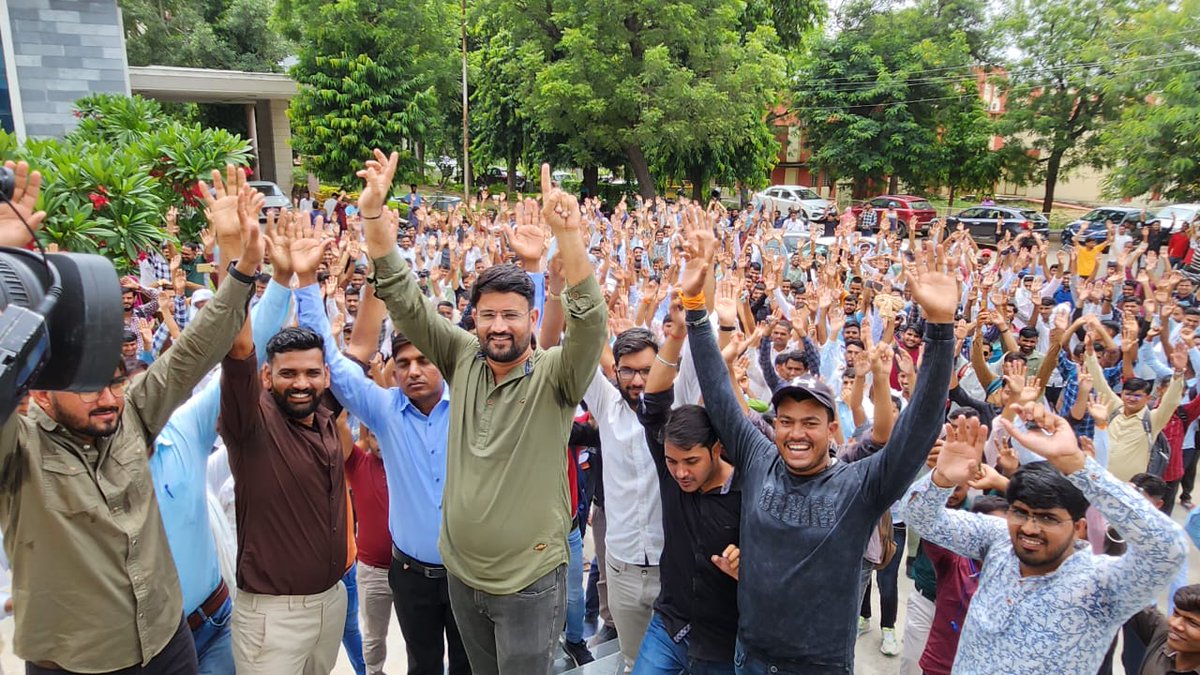 ShivlalLalsot07's tweet photo. ◇ अध्यापक भर्ती Level-1&2 के उन सभी अभ्यर्थियों का बहुत-बहुत धन्यवाद जो आज कर्मचारी चयन बोर्ड पहुंचे !

◇ उन तमाम साथियों का भी बहुत-बहुत आभार जिन्होंने सोशल मीडिया पर अपना योगदान दिया !!

बीएसटीसी एकता जिंदाबाद ✌️🙏💐🎉
🎉💐🙏✌️
@O_MasterG @Shuklashyam01 @TheUpenYadav @SachinsharmaRJ @RamdevChotiya76