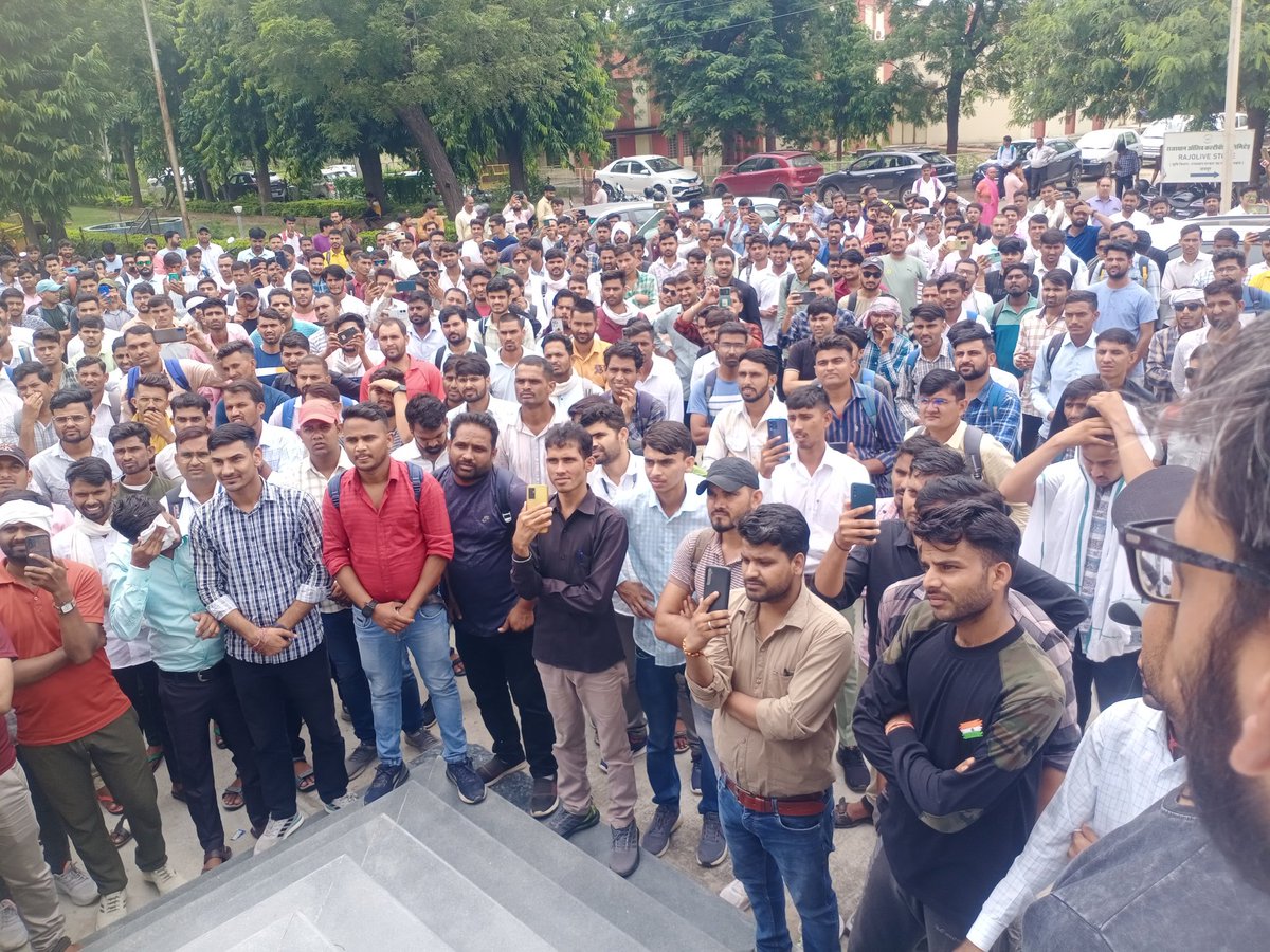 ShivlalLalsot07's tweet photo. ◇ अध्यापक भर्ती Level-1&2 के उन सभी अभ्यर्थियों का बहुत-बहुत धन्यवाद जो आज कर्मचारी चयन बोर्ड पहुंचे !

◇ उन तमाम साथियों का भी बहुत-बहुत आभार जिन्होंने सोशल मीडिया पर अपना योगदान दिया !!

बीएसटीसी एकता जिंदाबाद ✌️🙏💐🎉
🎉💐🙏✌️
@O_MasterG @Shuklashyam01 @TheUpenYadav @SachinsharmaRJ @RamdevChotiya76