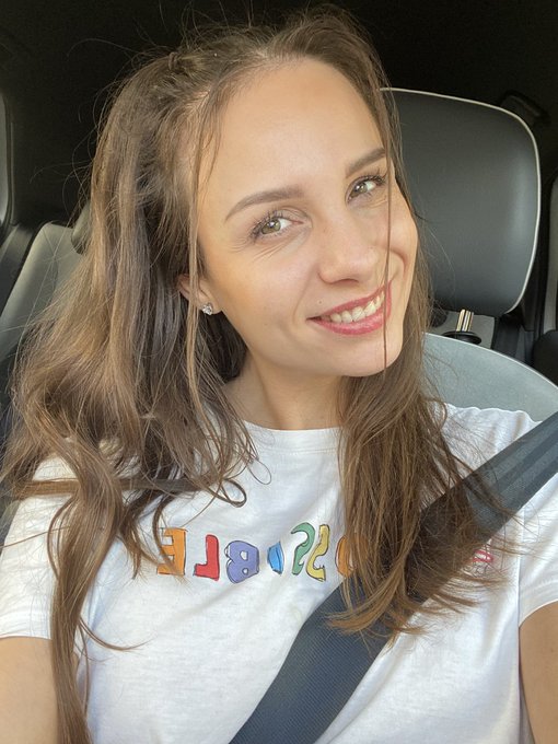 Das Wochenende ruft 🥳Ist bei dir Party oder eher gem&uuml;tlich angesagt? https://t.co/VvfvgYKW4r