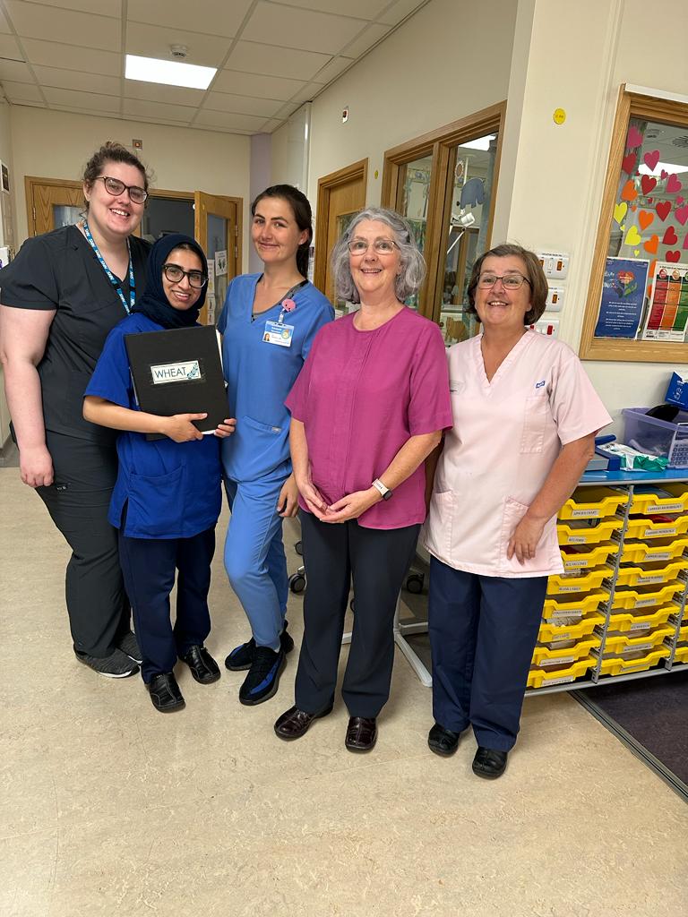 Here is some of our amazing neonatal staff celebrating the randomisation of the first infant in the WHEAT trial 🎉👏 A trial looking at withholding or continuing feeds around the time of blood transfusion in infants born before 30 weeks of pregnancy. @WHEATIntStudy #research