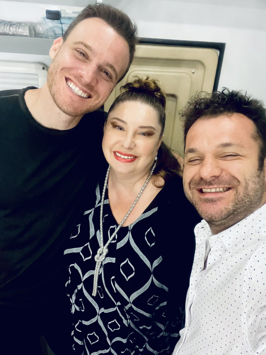 Cok yorulduk, gozumuzden uyku akti ama cok keyifli bir bolum cektik. Bir yanimda oglusum bir yanimda #AtesArcali bu aksam 20:00 de <a href="/KanalD/">Kanal D</a> bekleriz #YaCokSeversen