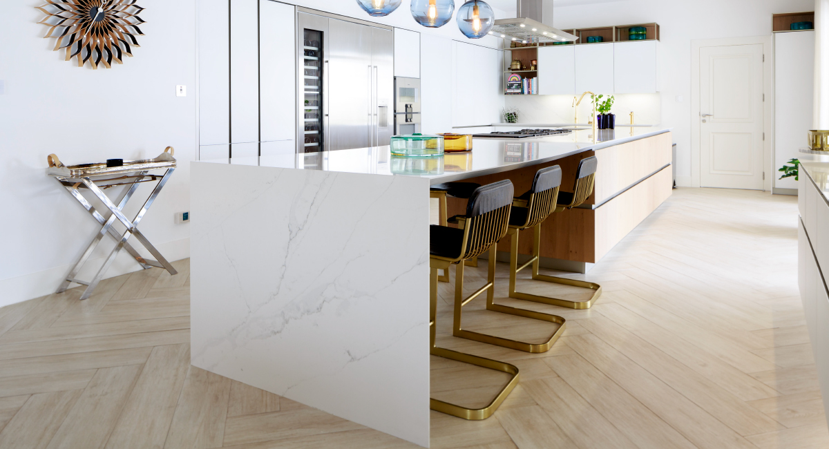 COMPACsurfaces's tweet image. Nuestro Unique Calacatta™ de #QuartzCOMPAC destaca en este espacio abierto y luminoso dando paso a una magnífica encimera infinita y fusionándose armoniosamente con elementos en madera. bit.ly/3OjnVZA