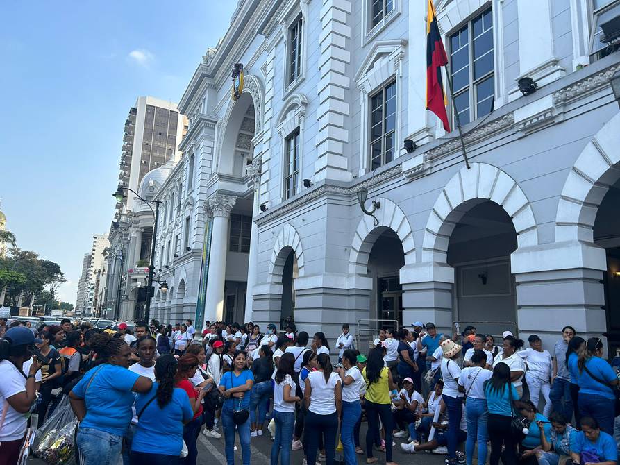 eluniversocom's tweet photo. Protesta para exigir sueldos bloqueó tramo en avenida Malecón Simón Bolívar, centro de Guayaquil ► https://t.co/tF3A8covTm https://t.co/UKd8n2WBQe