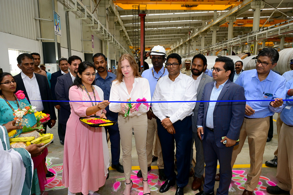 Sri_City's tweet photo. It was an honour and pleasure to have @USCGHyderabad, Consul General, @USAndHyderabad for AP, Telangana & Odisha visit us.
Accompanied by a team of senior officers from the consulate, Ms. Larson, expressed her delight at witnessing the robust infrastructure and amenities that we offer to our global clientele, which include 11 manufacturing giants from the USA, who are doing extremely well in Sri City. These include; @MDLZ, @KelloggsIndia, @ColgateIndia,@KCCorp, @PepsiCoIndia @BallCorpHQ, to name a few.
@USCGHyderabad also inaugurated the newly established Oxygen Cleaning Facility at @ChartInd, following which she chaired a roundtable with the CEOs of these US companies.