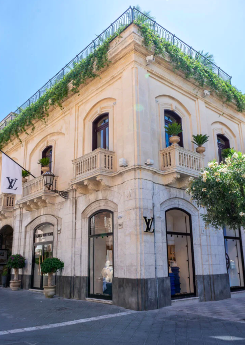 cppluxury's tweet photo. Louis Vuitton opens new boutique in Taormina (Sicily) and ''Louis Vuitton Café by Timeo'' with Belmond Grand Hotel Timeo

#LouisVuitton #LouisVuittonCafe #LVCafe #Taormina #Sicily #BelmondGrandHotelTimeo #Timeo #luxury #luxuryfashion #luxurylifestyle #LVMH @LVMH @belmond https://t.co/Ed4uVonQdL