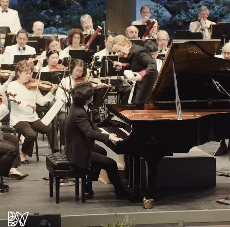 ceparkgrace's tweet image. 2023년 7월 26일 Vail Music Festival🔥
불과 2분 조금 넘는 짧은 영상인데 화력이 엄청나다.저음역대를 수직으로 내리꽂을 때는 어디서 천둥치는 줄🙊 콩쿠르 때도 그렇고 협연자와 지휘자가 딱 저 구간에서 아이컨택하며 음악 끌고 갈때 정말 짜릿하다. 
youtu.be/PEFY8NZuUT8