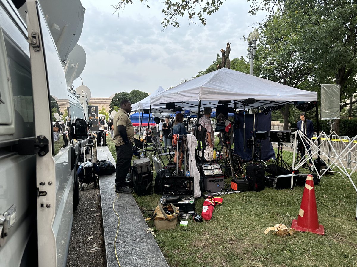 DaveFox5DC's tweet photo. The media frenzy has begun at US District Court in Washington, DC.  Everyone’s awaiting Trump’s arrival. https://t.co/R1skEcnmUo