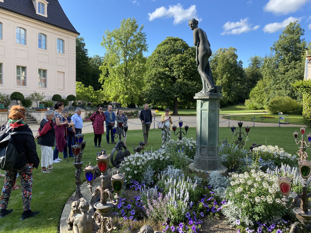 henschel_frank's tweet photo. Heute mal auf den Spuren von #Pückler s Venusbeet. Spannende Geschichte, die hinter der Rekonstruktion steht. Puzzeln für Große. #Branitz #Cottbus https://t.co/G7X3cEhULY