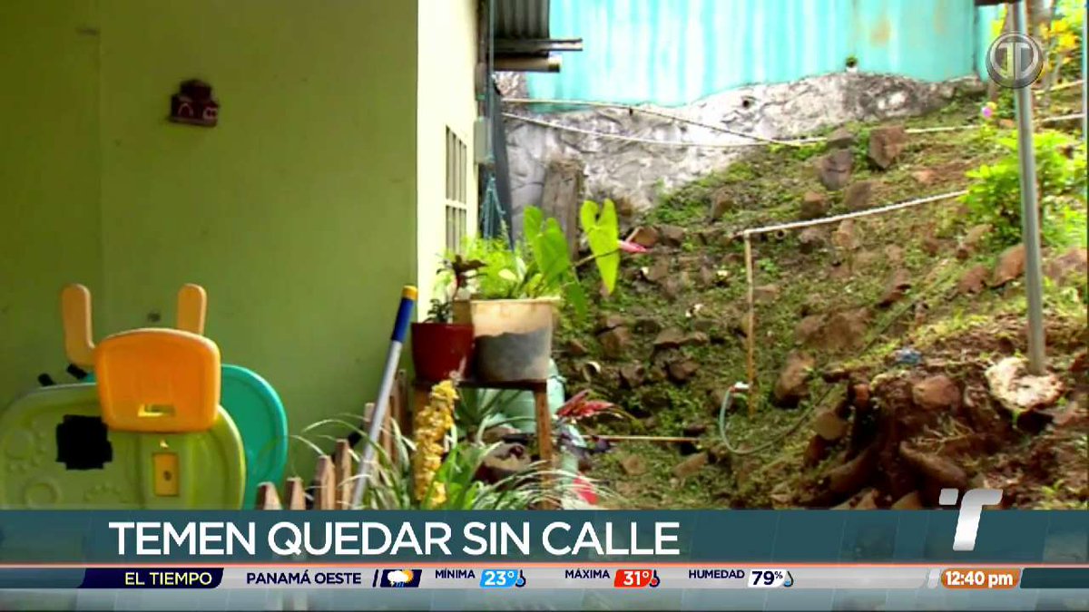 TReporta's tweet photo. Residentes de Calle 20 de Agosto, en Burunga de Arraiján, temen quedar incomunicados. La calle principal está colapsando y se ha registrado deslizamiento de tierra. #TReporta https://t.co/B0WTaDdwnG