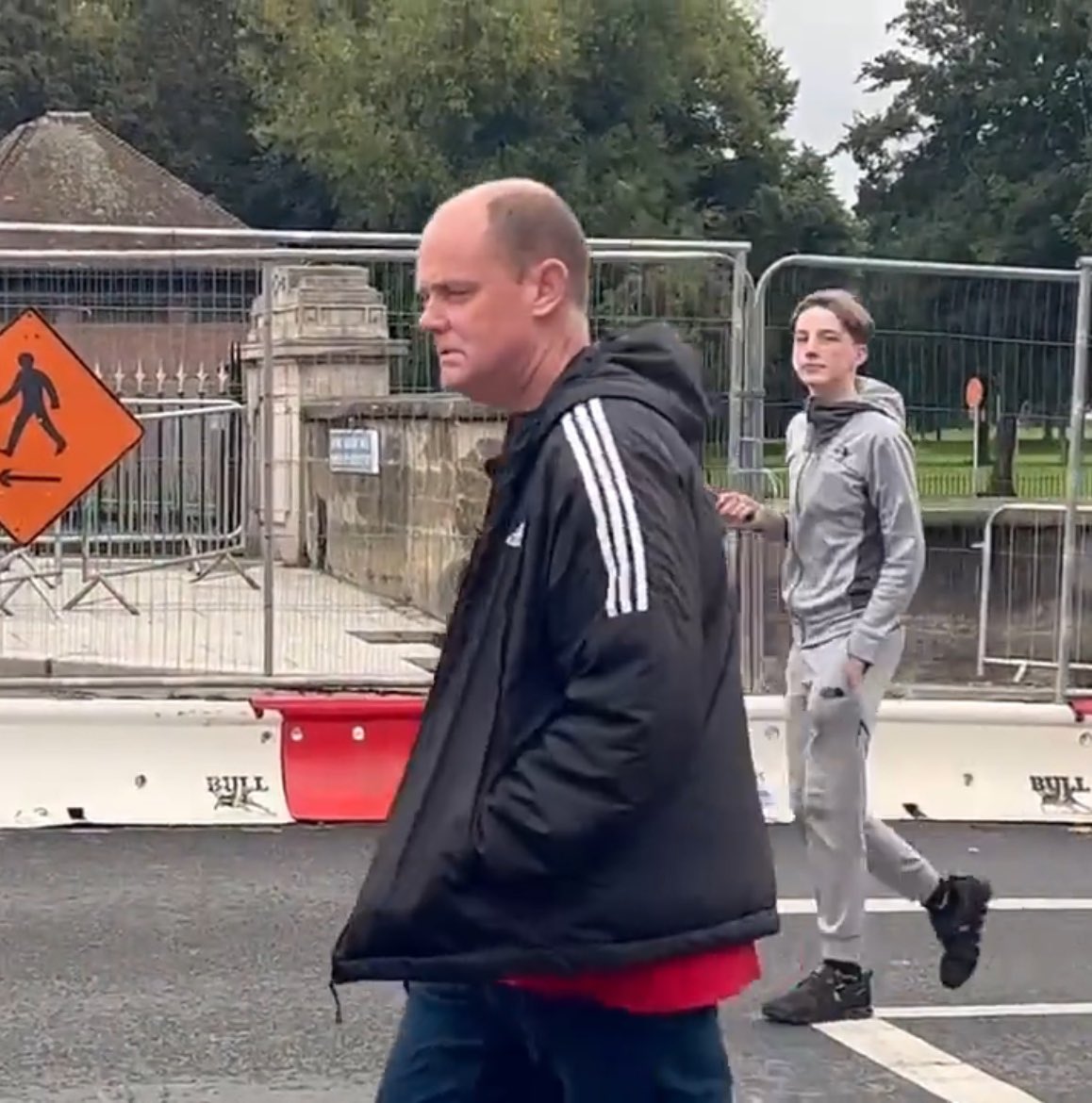 wolfetonedeaf's tweet photo. Heres George Sturdy, wannabe member of the Orange Order and supporter of the fascist National Party. He also recently called for members of an Garda Síochána to be murdered.

And here he is leading the tiny East Wall march last night. #eastwall https://t.co/JFXcqnk7se