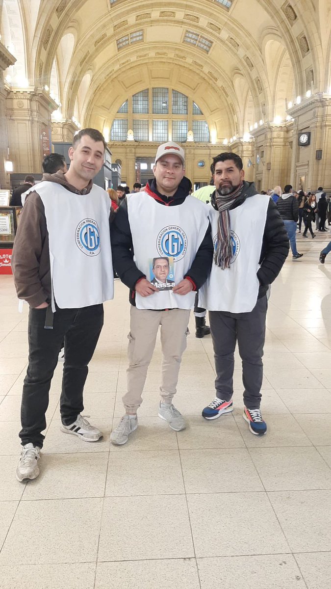 StreamComercio's tweet photo. Todxs con @SergioMassa Presidente 
Todxs con @RossiAgustinOk  Vice 
Lxs trabajadorxs militando a nuestros candidatos de @unionxlapatria . 
#TodxsUnidxsTriunfaremos 🇦🇷❤️
#CGT @Sergio_OrtizOk https://t.co/8J0P5rxdzt