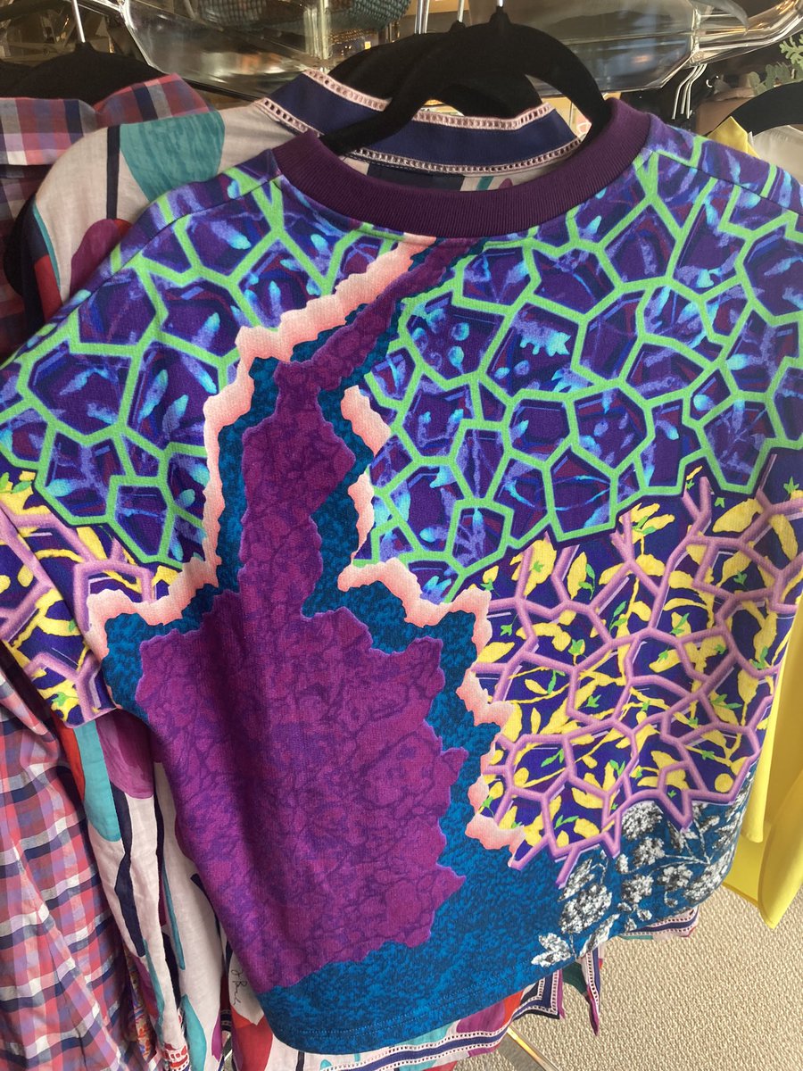 scripta_bene's tweet image. I found a Dan Flashes shirt in the wild 

#IThinkYouShouldLeave #itysl