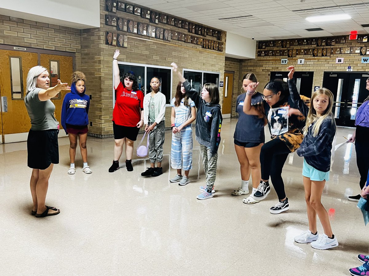 District_87's tweet photo. Uknighted! Our incoming BJHS 6th graders spent a day meeting teachers, touring the school, meeting new friends, and trying out their lockers. This group is ready to start school off on the right foot!
#WeAreD87 #Unkighted #Ready4School https://t.co/vkWal0YRJ6