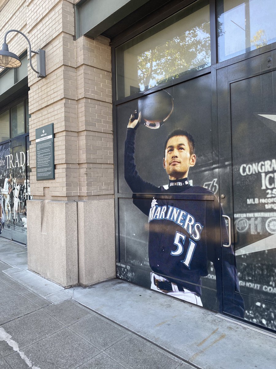 hiro_baila's tweet photo. マリナーズのホーム🏟️T-Mobile Park で開催中の #MoCon でイチローナンバーを引き当ててしまったw https://t.co/chIh2kZyMb