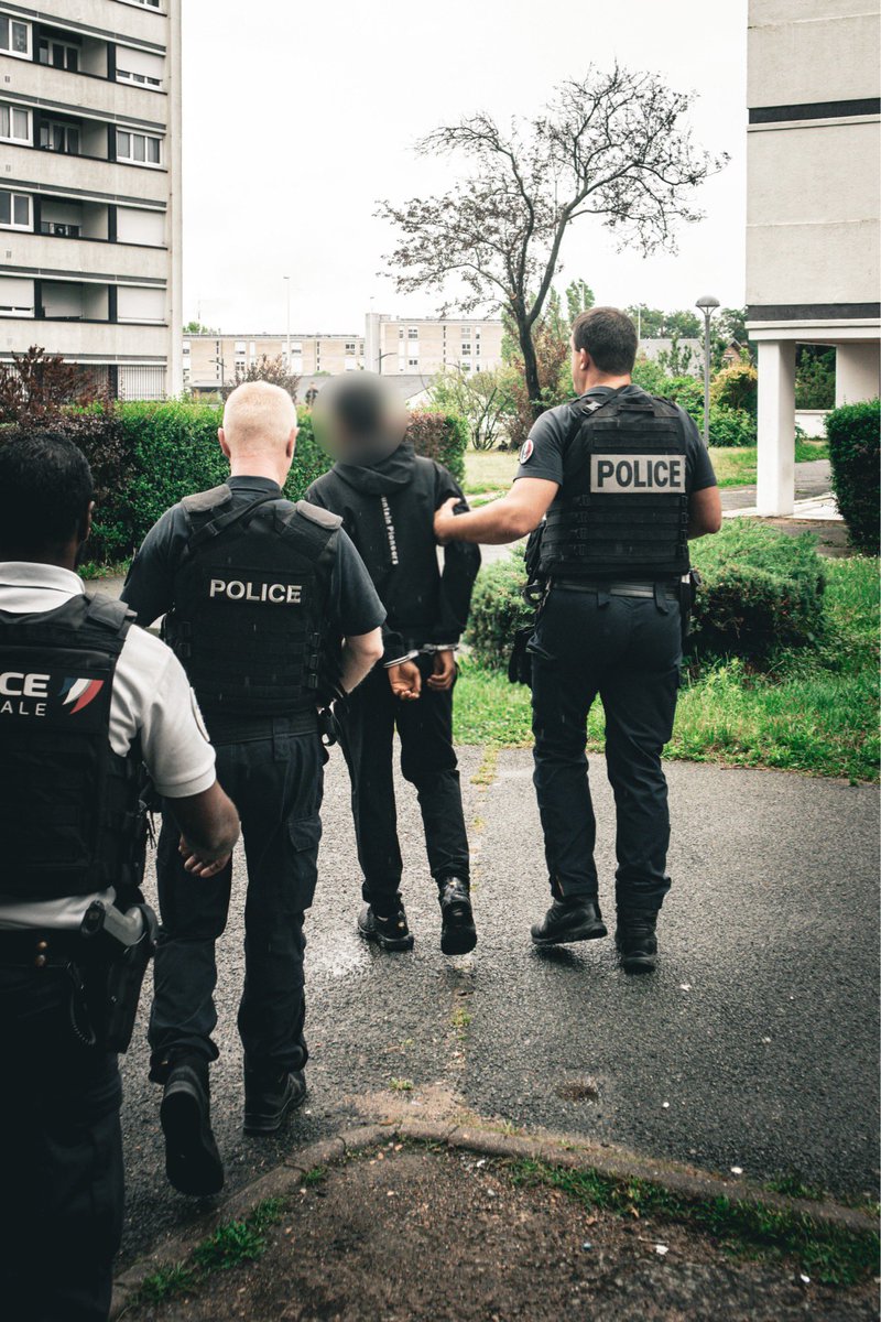 Prefet95's tweet photo. 👮‍♀️👮‍♂️ #antistups | Nouvelle opération de lutte contre les stupéfiants à Pontoise, dans le quartier de Marcouville et à Cergy, quartier de la gare, coordonnée par le commissaire Clementi, en présence de Laetitia Cesari-Giordani, secrétaire générale de #prefet95, aux côtés des effectifs de la @PoliceNat95 et municipale, avec l’appui d’une compagnie de CRS et d’une brigade cynophile. 

❌ Une interpellation 
❌ Saisie de stupéfiants
❌ Fouille des parties communes 

✅Sur le terrain, les policiers du Val-d’Oise poursuivent sans relâche leur action déterminée contre les vendeurs et les consommateurs de stupéfiants.