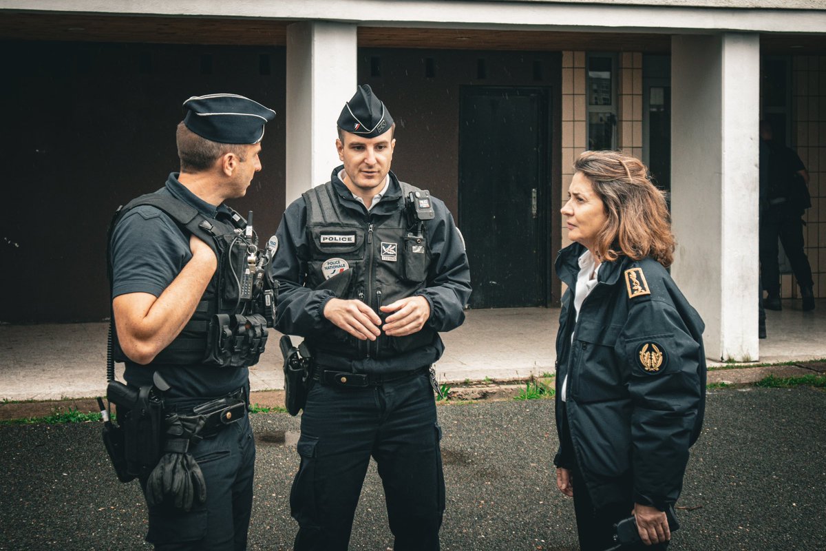 Prefet95's tweet photo. 👮‍♀️👮‍♂️ #antistups | Nouvelle opération de lutte contre les stupéfiants à Pontoise, dans le quartier de Marcouville et à Cergy, quartier de la gare, coordonnée par le commissaire Clementi, en présence de Laetitia Cesari-Giordani, secrétaire générale de #prefet95, aux côtés des effectifs de la @PoliceNat95 et municipale, avec l’appui d’une compagnie de CRS et d’une brigade cynophile. 

❌ Une interpellation 
❌ Saisie de stupéfiants
❌ Fouille des parties communes 

✅Sur le terrain, les policiers du Val-d’Oise poursuivent sans relâche leur action déterminée contre les vendeurs et les consommateurs de stupéfiants.