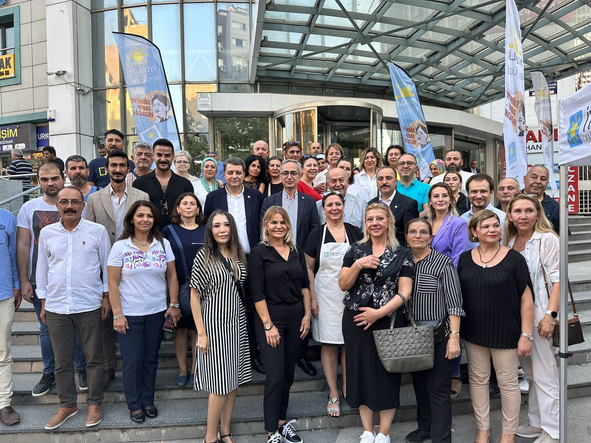 beyaz_ersin's tweet photo. İstanbul İl Başkanımız @CoskunYildirim34 ile, Beylikdüzü İlçe Başkanlığımızın düzenlediği Aşure Günü etkinliğine katıldık. Partimize yeni katılan üyelerimizin rozetlerini de taktığımız bu güzel etkinlikte misafirperverlikleri için  İlçe Başkanımız Sayın 
@mehmet_abdioglu 'na ve teşkilat üyelerimize teşekkür ediyorum. 

Birlik, bolluk ve bereketin simgesi #aşuregünü kutlu olsun.@bduzuiyiparti