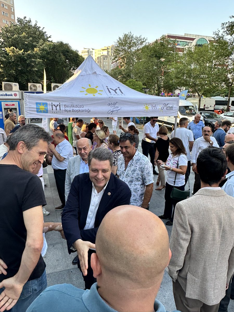 beyaz_ersin's tweet photo. İstanbul İl Başkanımız @CoskunYildirim34 ile, Beylikdüzü İlçe Başkanlığımızın düzenlediği Aşure Günü etkinliğine katıldık. Partimize yeni katılan üyelerimizin rozetlerini de taktığımız bu güzel etkinlikte misafirperverlikleri için  İlçe Başkanımız Sayın 
@mehmet_abdioglu 'na ve teşkilat üyelerimize teşekkür ediyorum. 

Birlik, bolluk ve bereketin simgesi #aşuregünü kutlu olsun.@bduzuiyiparti