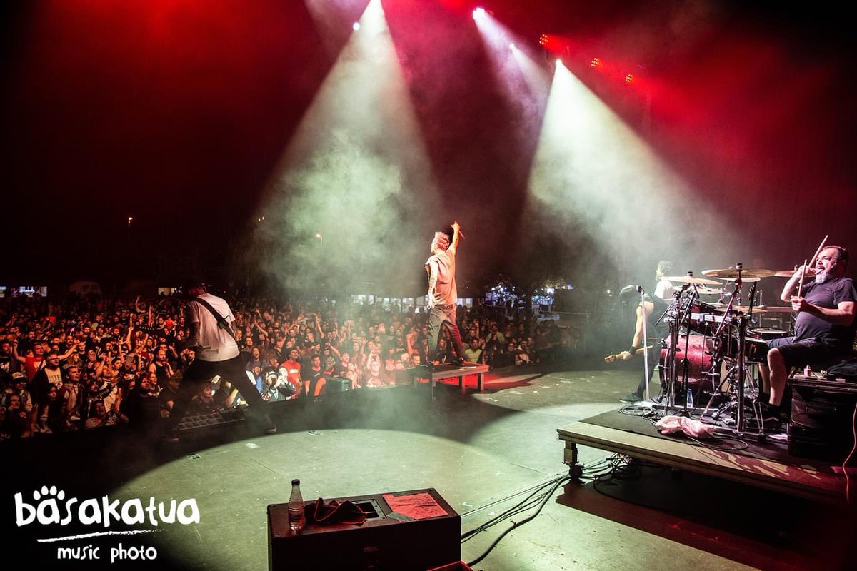 Hamletband's tweet photo. Que gran tour!! Pronto anunciaremos nuevas fechas. Estad atentos ❤️ https://t.co/aE2DYQ0J8G