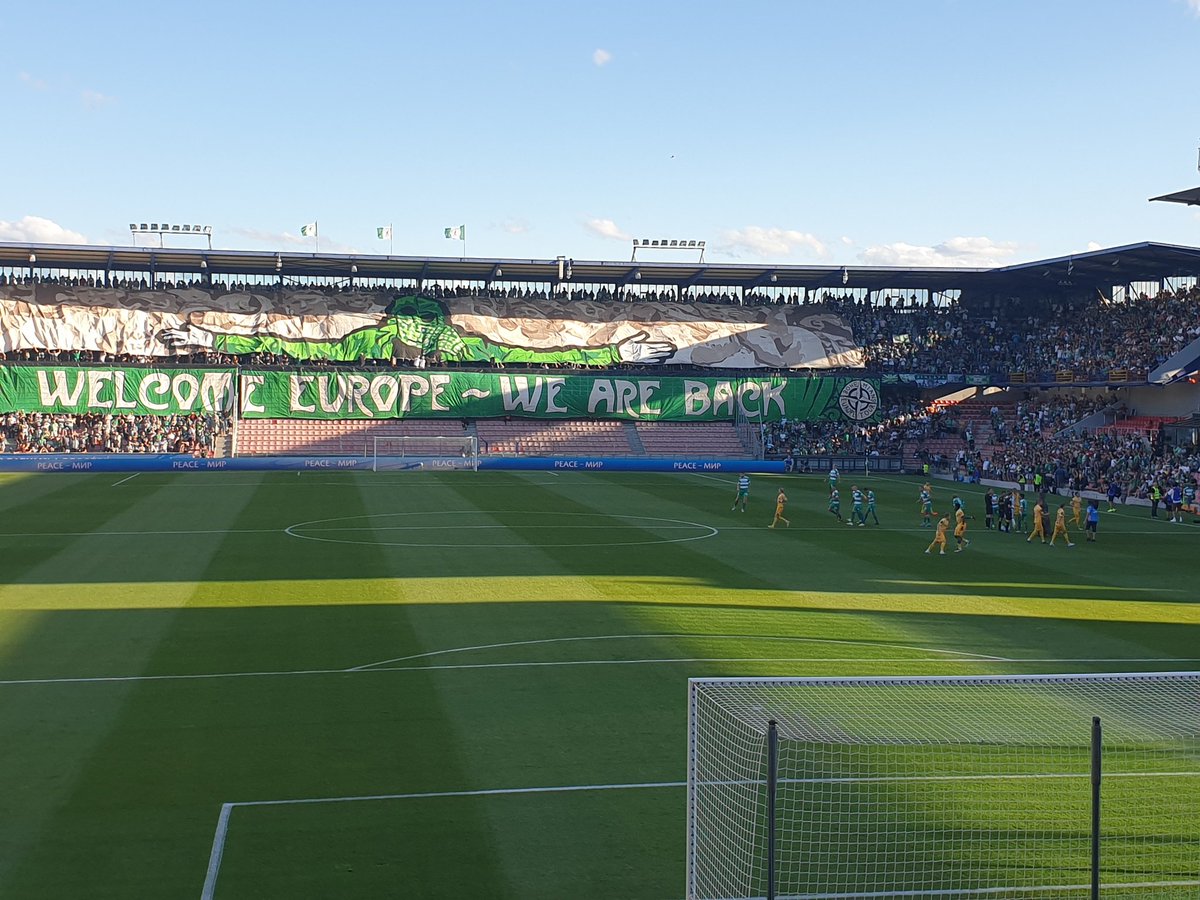 pavelvond's tweet photo. "Dejte jim bůra, klokani, dejte jim bůra!" znělo z kotle těsně před výkopem. A transparent pak dodal: "Vítej, Evropo. Jsme zpátky". A trvalo to jen 36 let. Tak tu dneska nechte všechno, klokani, my tu zase necháme plíce a hlasivky. #Bohemkadotoho #BackinEurope https://t.co/K7bma4uyM5