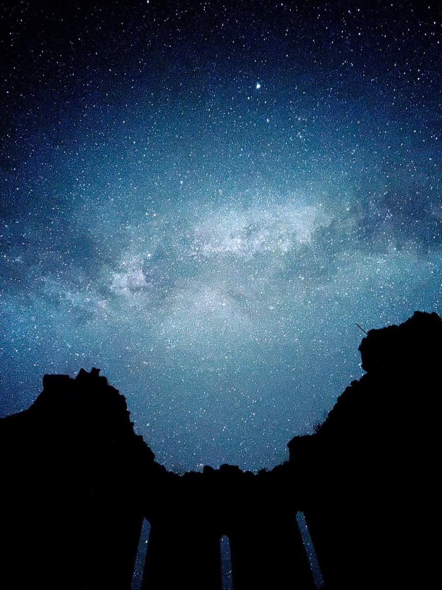morgan_vl's tweet photo. È vero: le stelle sono molto lontane. Sono inarrivabili…ed è addirittura 
probabile che molte non esistano
più.

Ma che cosa sarebbe di noi senza
l’aiuto delle cose che non esistono? https://t.co/2qSvf120Eg