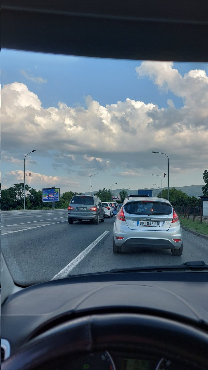 poskokcic's tweet photo. @avucic POGINUO DA BOG DA U OVOJ GUŽVI!!!!!!!! https://t.co/5GYe3gS5uO