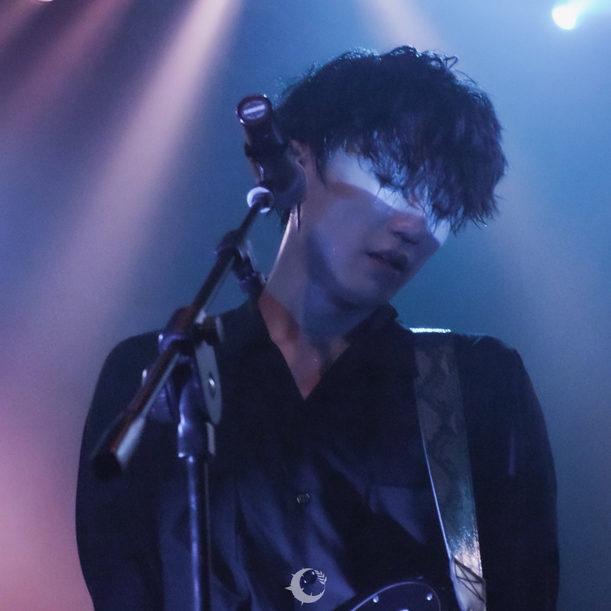 빛으로 눈을 가린 안대