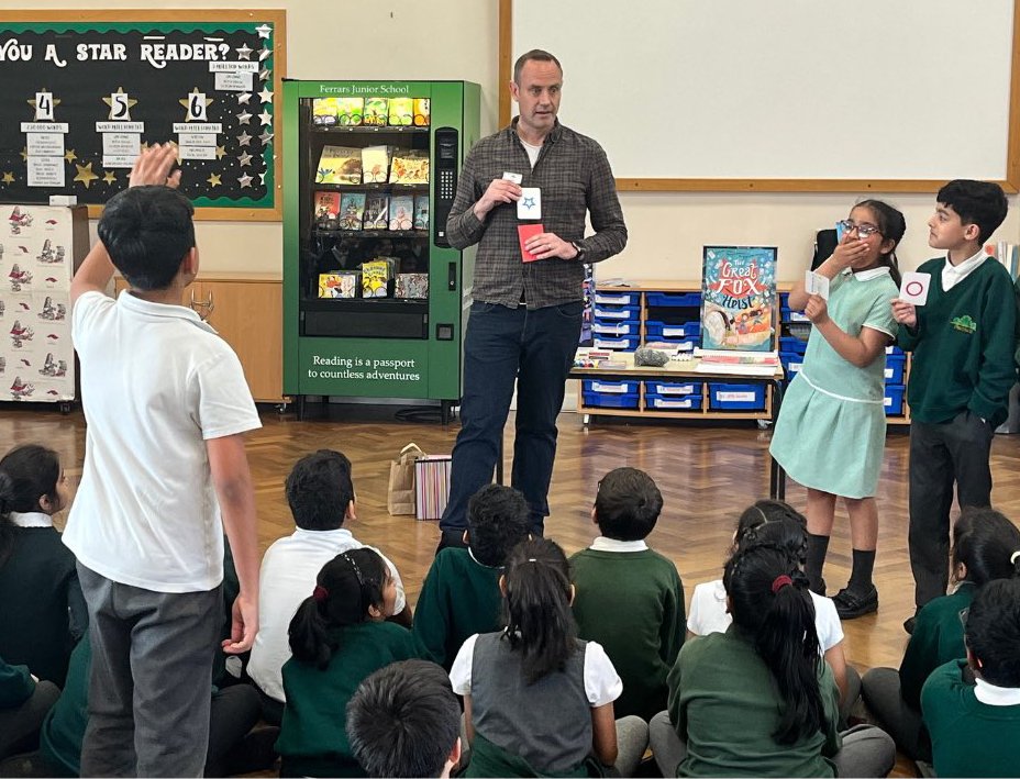justynedwards's tweet photo. Hi teachers 👋
I'm currently taking bookings for school visits in the autumn. Even if you don't fancy one, can you give this a cheeky retweet (repost, is that what we're calling it these days?) to pass it on?
https://t.co/icXN49YEgr
To entice you, here r some pics of me in action https://t.co/DxSBEtbeWq