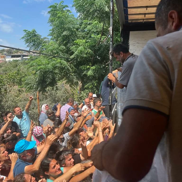 BaskentDernegi's tweet photo. 1-) İçme suyuna çok ihtiyaç duyulan deprem bölgesinde;
Şu çok sıcak günlerde insanların susuzluğunu bir nebze olsun giderme gayretimizde bize destek olan;
HUMANİTARİAN AID GUERNSEY ( GUERNSEY İNSANİ YARDIM DERNEĞİ) NE,
GÖNÜLLÜLER HAREKETİ BAŞKENT GÖNÜLLÜLERİ DERNEĞİ ÜYELERİNE, https://t.co/NuRh8QDez0