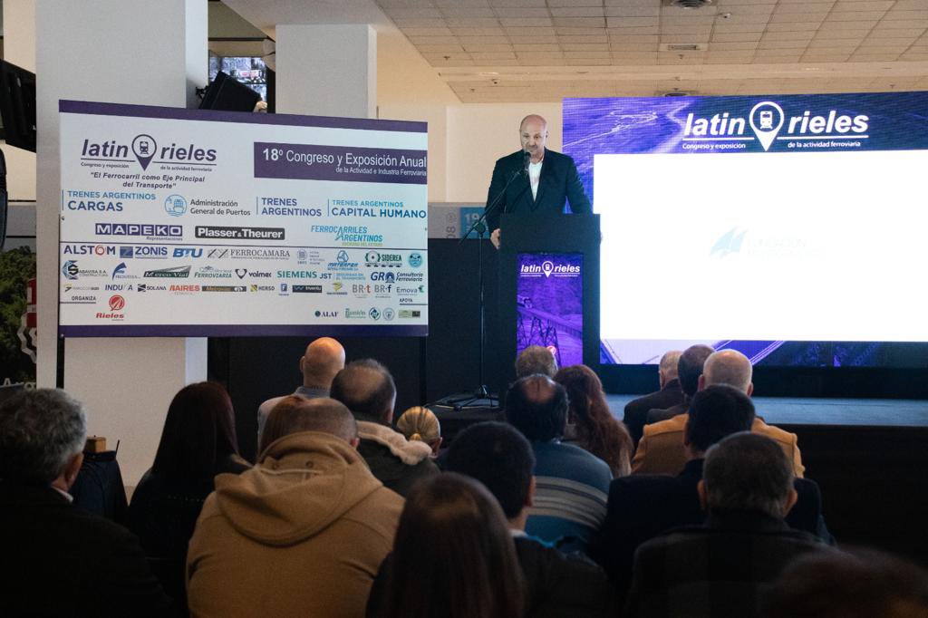 MundoPuerto's tweet photo. Nuestro Presidente @SalomLeonardo participó en Latin Rieles 2023, uno de los eventos mas importantes de la Industria Ferroviaria, organizado por @rielesnoticias, en donde expuso sobre el trabajo de la Fundación y la
Importancia de la articulación de puertos y FFCC https://t.co/1XpiYXCYRB