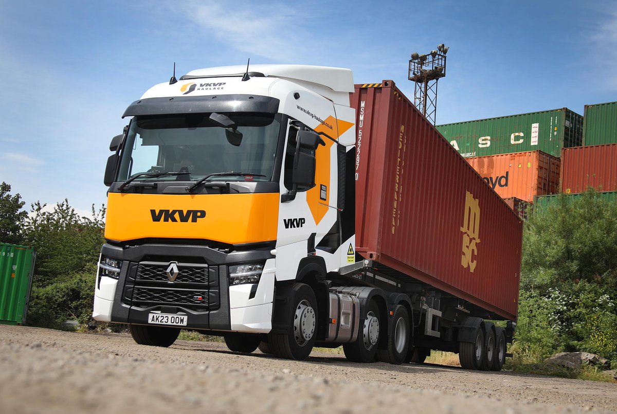 RenaultTrucksUK's tweet photo. Five new #RenaultTrucks T480 6x2 proudly presented to VKVP Haulage. 

The new tractors, equipped with our #TurboCompound technology, represent significant steps towards reducing CO₂ emissions and increasing profitability. 😎👌

♦️ Read the full story: https://t.co/nx9XuN6VtX https://t.co/AuTSGKTMgh