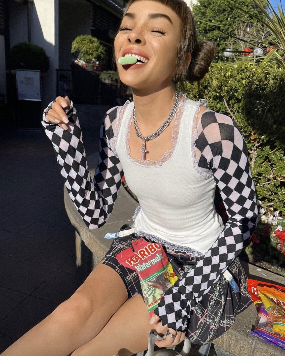 This Instagram model makes $10 million a year

🤳🏻 Lil Miquela posts pictures of herself to her 2 million followers everyday.
But she doesn't exist in real life. She is 100% AI generated by ‚Brud‘ and has partnered with brands like Prada - charging $8,000 per post

TX Zain Kahn