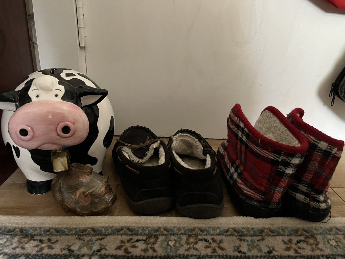 ShakesisterGrim's tweet image. Guess where I am? My morning started out with CLEANING… and now my afternoon continues with cleaning! 

#conventlife #abbey #nuns #Messi𓃵 #travel @AndrewSacks13