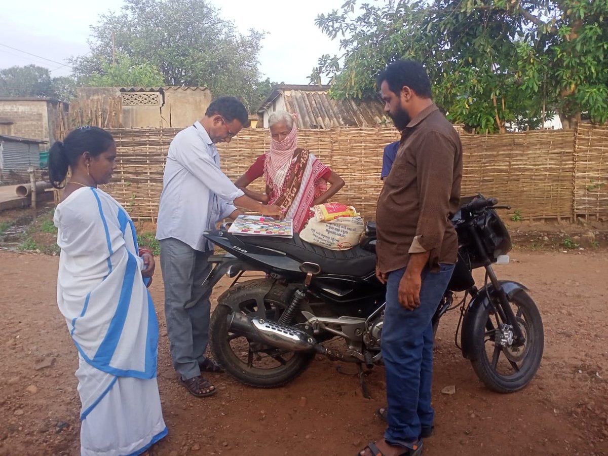TbBhadrachalam's tweet photo. Sir #nikshayadiwas due to be held on 24th July is being celebrated in #TUDammapeta today due to floods. #TBpatients and their family members were made aware of the importance of #Nutritionfood by playing #snakeladder game. and conducted TB awareness and ACF camp at GP level. https://t.co/P9dwUKuwBg