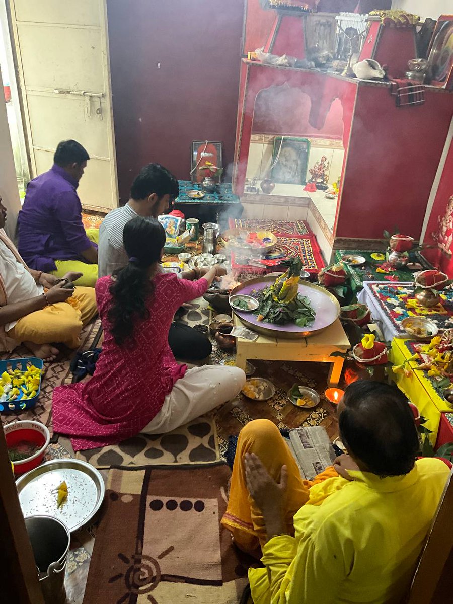 आज चतुर्थ दिवस घर पर पार्थिव शिवलिंग निर्माण,पूजन व भगवान रुद्र का अभिषेक  ...
नमामीशमीशान निर्वाण रूपं,
विभुं व्यापकं ब्रह्म वेदः स्वरूपम्‌।
ॐ नमः शिवाय...