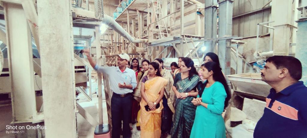 BJMMSouthRaigad's tweet photo. मांगरूळ येथे केवल ट्रेडिंग कंपनी ता.पेण येथे वरई धान्य शेतावरून आणून त्यावर प्रक्रिया करून, चाळून,स्वच्छ करून, पाकीट बंद करून, विविध दुकानांमधून मॉल मधून, विक्रीसाठी ग्राहकांपर्यंत कसे पोहोचते याची प्रत्यक्ष माहिती करून घेतली.  तसेच तेथील कामगारांचे कौतुकही  केले. https://t.co/8JnCu7QFq6