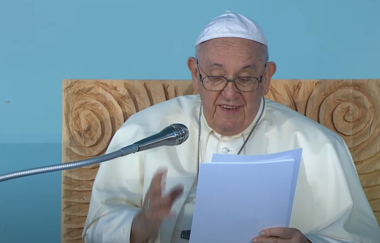 jmj_pt's tweet photo. O Papa Francisco incentiva os jovens a se lançarem na missão e a experimentarem a felicidade de dar suas vidas ao serviço de Deus e do próximo. 🌍 Que a JMJ seja uma oportunidade de se colocarem a serviço do Amor! #JMJ #PontifexLisboa https://t.co/dWAKVqcMB7