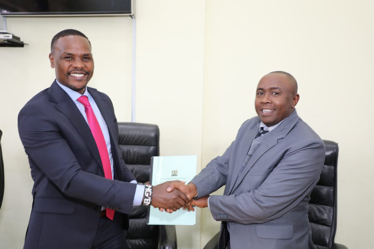 EnviClimateC_Ke's tweet photo. Pictorial : Environment and Climate Change Principal Secretary Eng Festus K Ng'eno signs 2023-2024 performance contracts with Heads of Departments in the State Department for Environment and Climate Change #ServiceDelivery #PerformanceContract https://t.co/sBThdOQzCC