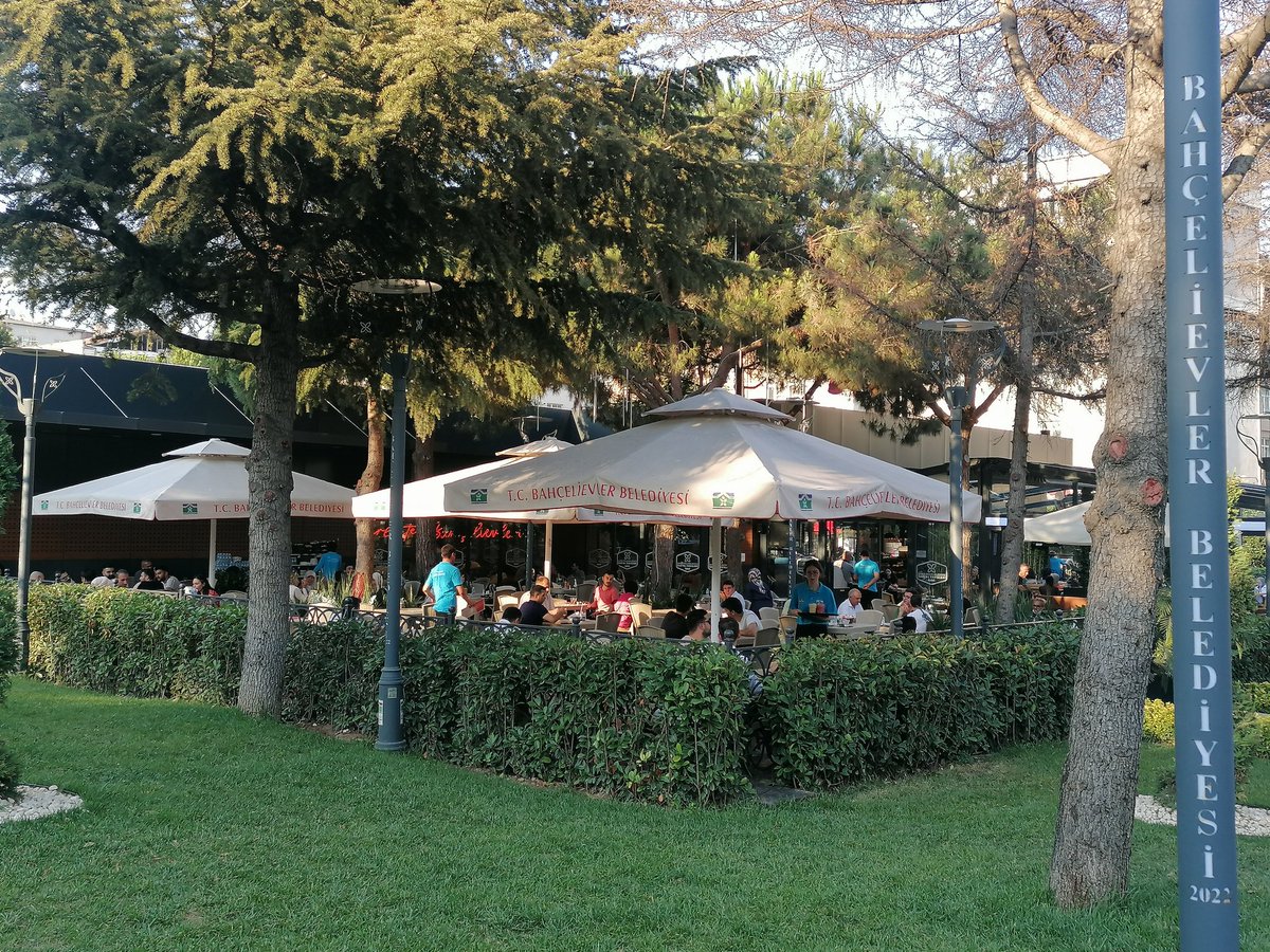 ercandenizkucuk's tweet photo. Kuleli Parkı'na birkaç yıl önce gittiğimde kötü bir manzara vardı. @BahcelievlerBel güzelleştirmiş, içine de fiyatları çok uygun, nezih bir sosyal tesis yerleştirmiş. Çay 1 TL, filtre kahve 25 TL, pizza 65 TL gibi. Yapanların eline sağlık 👏 @vehbigules https://t.co/yeK2Urx2VU