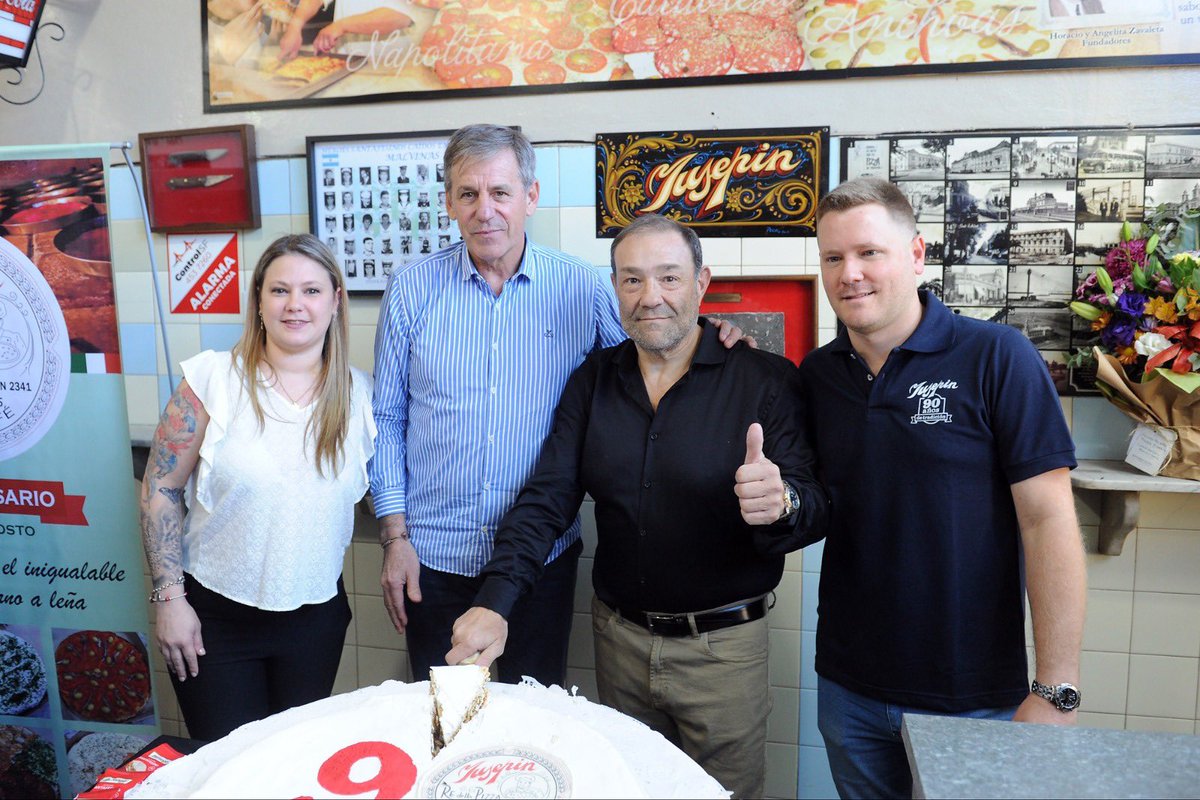 En la tradicional Pizzeria #Yusepin hoy están de festejos y no es para menos, el segundo local pizzero del país está en #SantaFeCapital y cumple 90 años.

Pasamos a compartir un momento con sus trabajadores y su encargado Hugo “Pachi” Savino.
