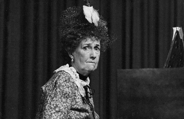 MartinHjort's tweet photo. Her kommer en #servicemeddelelse, du ikke kan bruge til alverden: Skuespilleren Karin Nellemose, der især er kendt for rollen som Misse Møghe i #Matador, ville være blevet 118 år i dag. Hun døde i 1993 og ligger begravet på Hornbæk Ny Kirkegård i Nordsjælland.
#selvtak #kendte https://t.co/ElDRNPxDEf