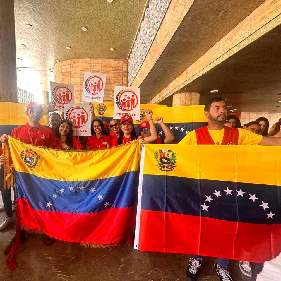 #Ago3 Desde la Plaza Caracas, el Movimiento de Salud “Che Guevara” y  Movimiento de Trabajadores “Darío Vivas”, acompañados por los diferentes entes del <a href="/MinSaludVE/">MPPSalud</a> se vistió de Tricolor para celebrar los 217 años de nuestra Bandera.
#JuntosPorCadaLatido
#GoogleCensuraAlPueblo