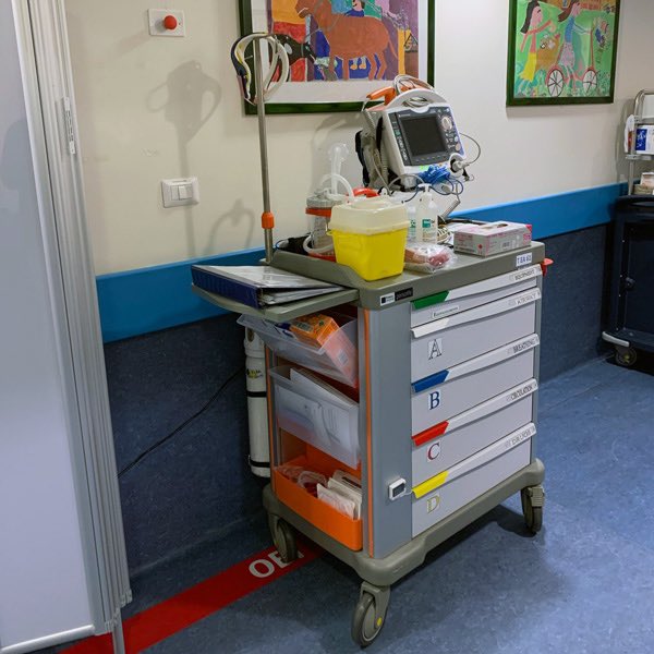 The “Crash Trolley” - the stalwart of every hospital emergency . Ergonomic, organised, all-in-one… Or are they hiding in plain sight in the hunt for better human factors?! Would a multi-modular, A/B/C break-apart unit be a no-brainer🧠 ? A 🧵: #MedTwitter