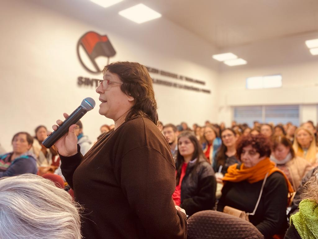 En una nueva Mesa Representativa que contó con la presencia de más de 120 delegadas y delegados de todo el país, se votó por unanimidad la plataforma reivindicativa para una nueva ronda de Consejos de Salarios. 

¡Sigamos construyendo un sindicato fuerte!