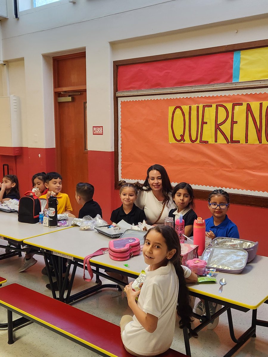 AlmaMia505's tweet photo. Lunch time with Principal Maestas. #APSStartingLine @ABQschools @ValleVistaElem @aps_special @APS_Elementary https://t.co/Qg1cNRxSYH
