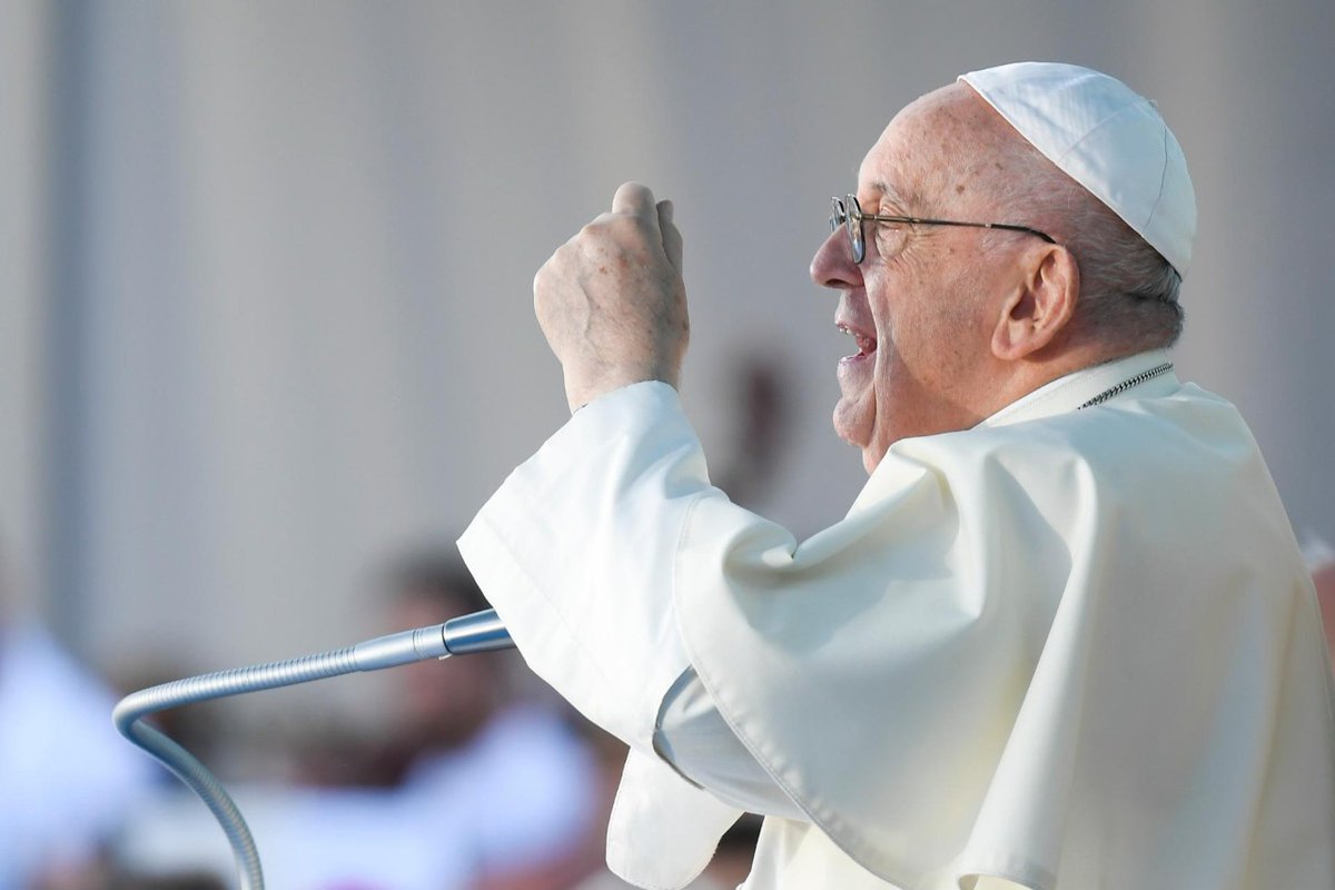 vaticannews_es's tweet photo. Ha finalizado su discurso el #PapaFrancisco recordando a los jóvenes: "no tengan miedo, tengan coraje" porque "Dios nos ama" 
#JMJLisboa2023 #ViajeApostólico #Portugal https://t.co/kpk3333G8Y