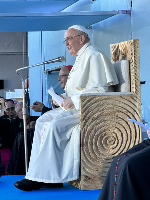jmj_pt's tweet photo. "Deus nos ama! Deus nos ama! Deus nos ama!" @Pontifex_pt 
#JMJ #Lisboa2023 https://t.co/VwiaPBE5mF